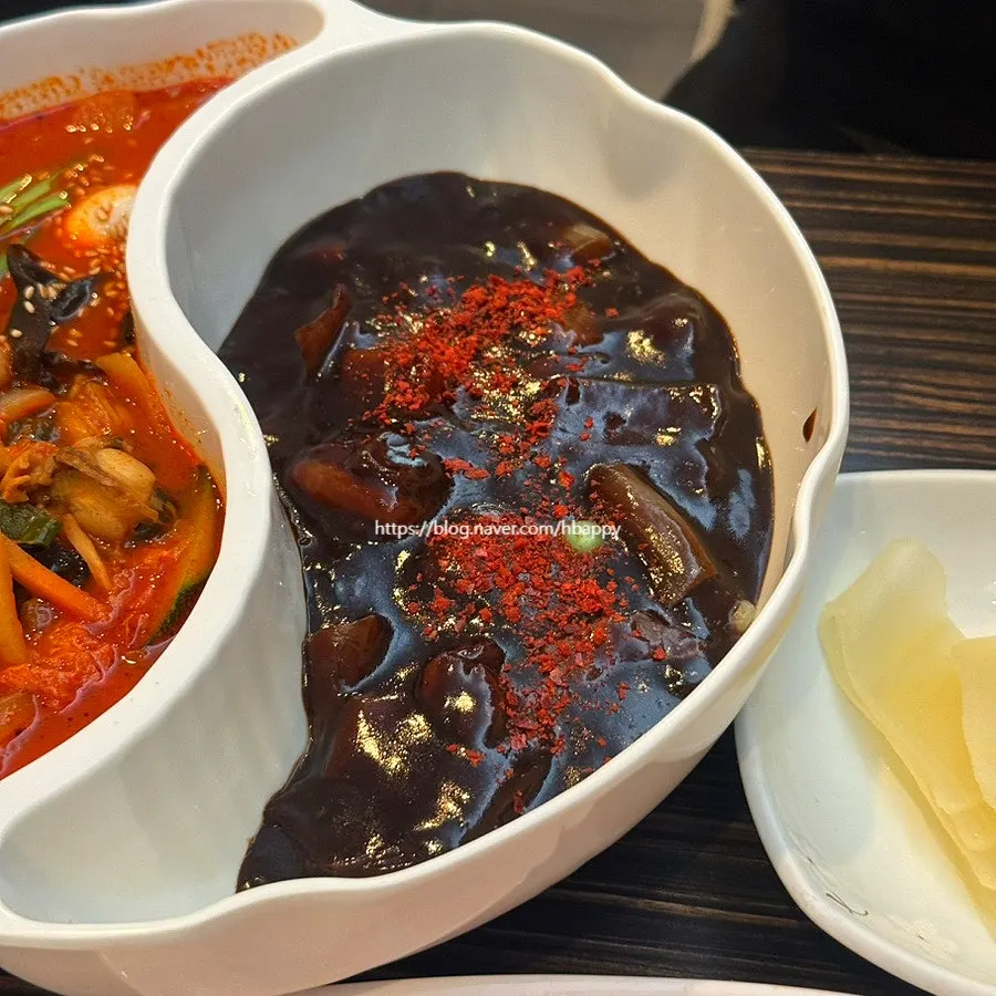 Jjajangmyeon mixed with red pepper flakes