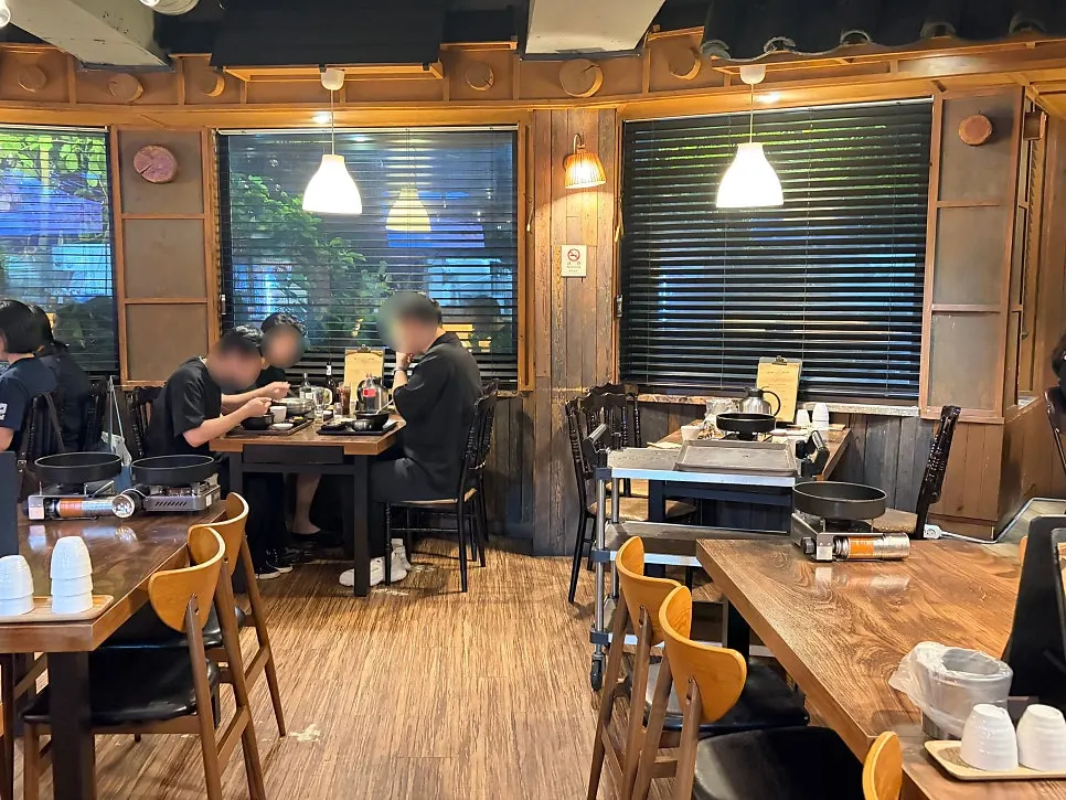 Interior space at Raviok Yeoksam Main Branch