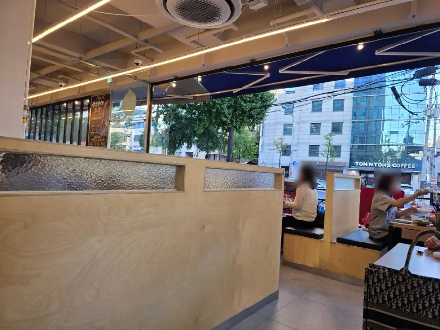 Sectioned dining seats inside Sokcho Ojingeo Eosijang Yeoksam Branch