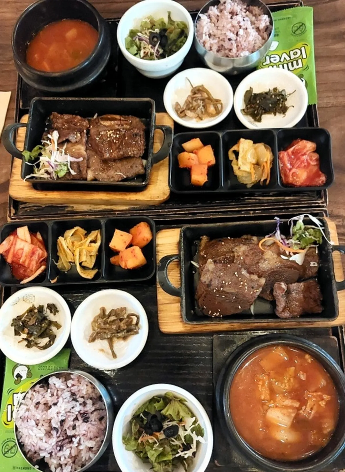 Table setting for the charcoal LA galbi set at Raviok Yeoksam Main Branch