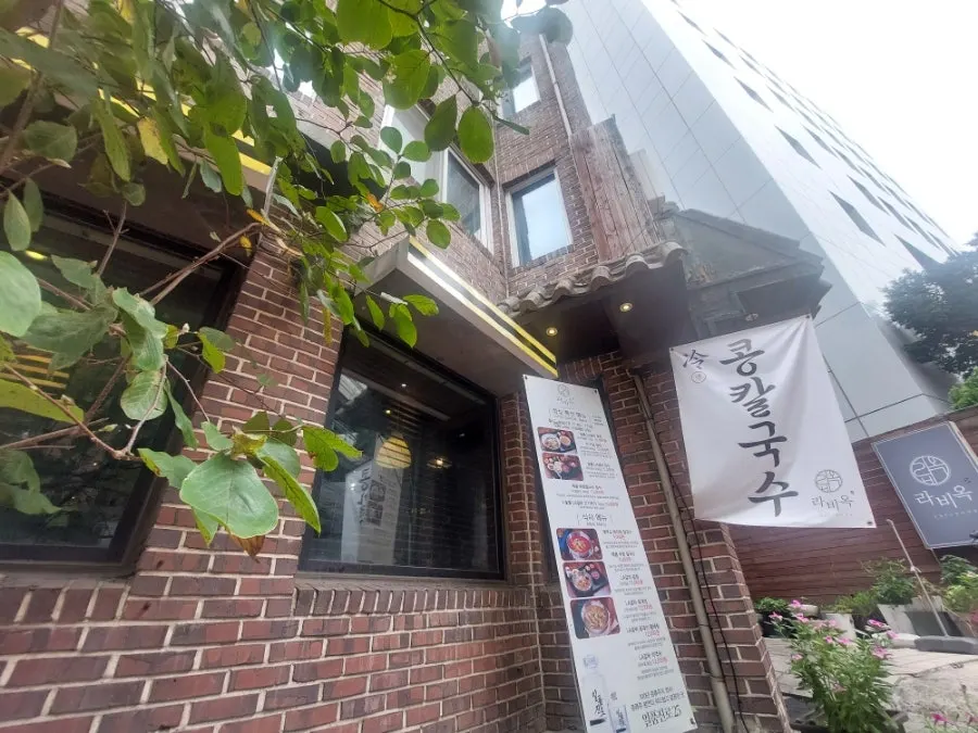 Building entrance of Raviok Yeoksam Main Branch
