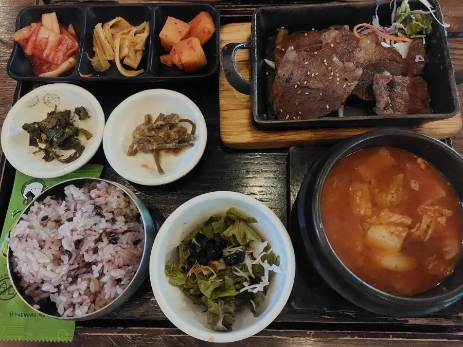 Full spread of the lunch set at Raviok Yeoksam Main Branch