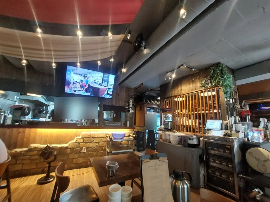 Clean, well-maintained dining hall at Raviok Yeoksam Main Branch
