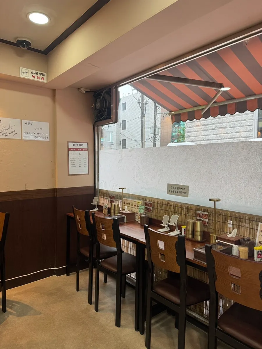 Kkeutjang Yeoksam interior starting to fill up with customers