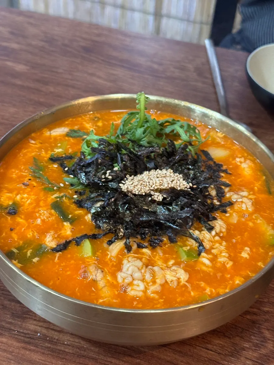 Algoni jang kalguksu topped with seaweed and sesame salt