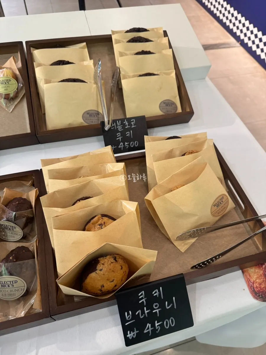 Café dessert display counter