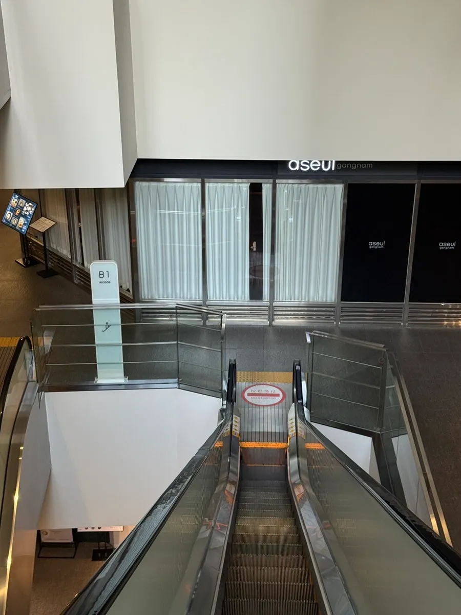 Inside the building where Mano di Chef is located