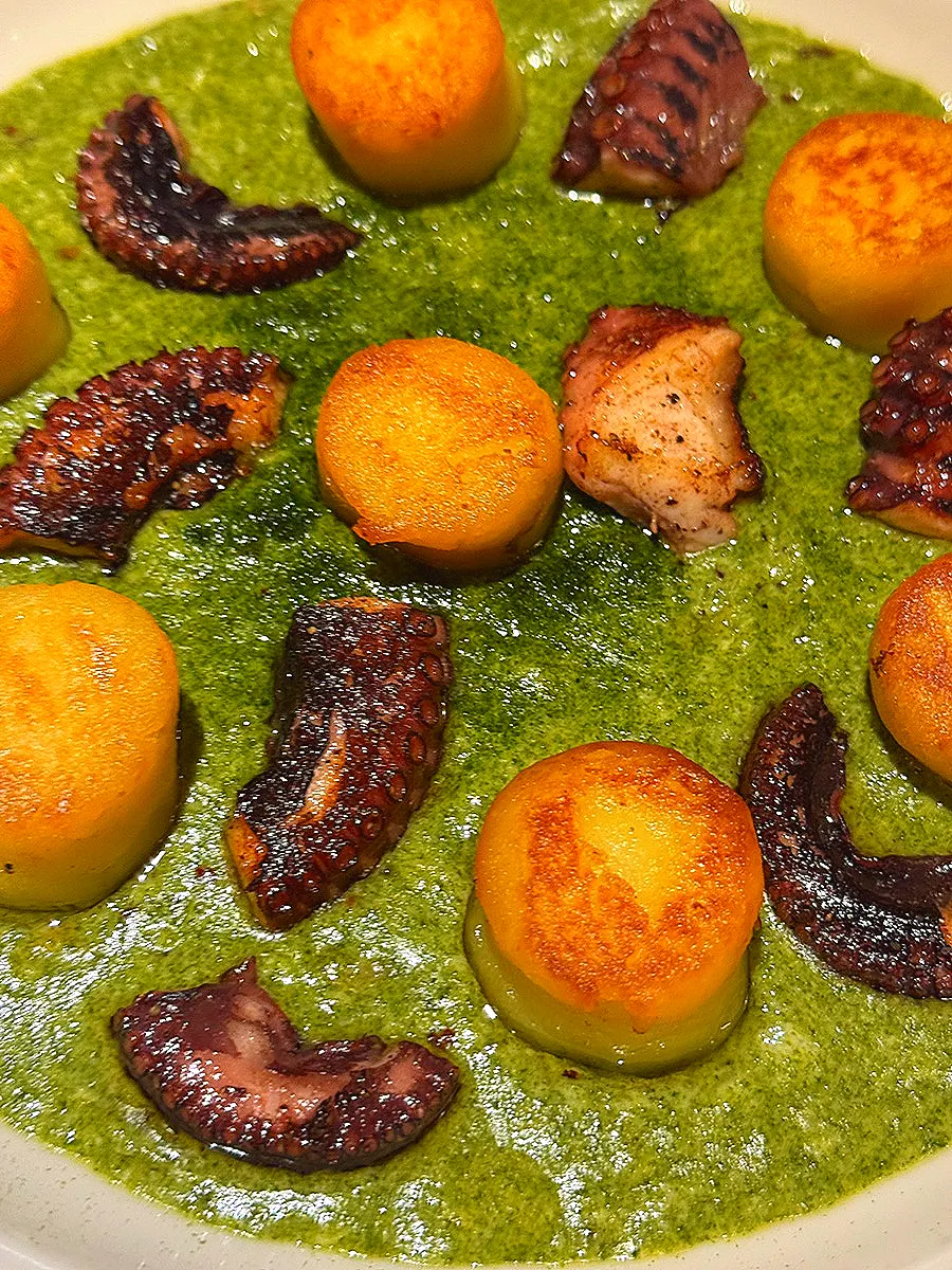 Gorgonzola gamtae pesto sauce