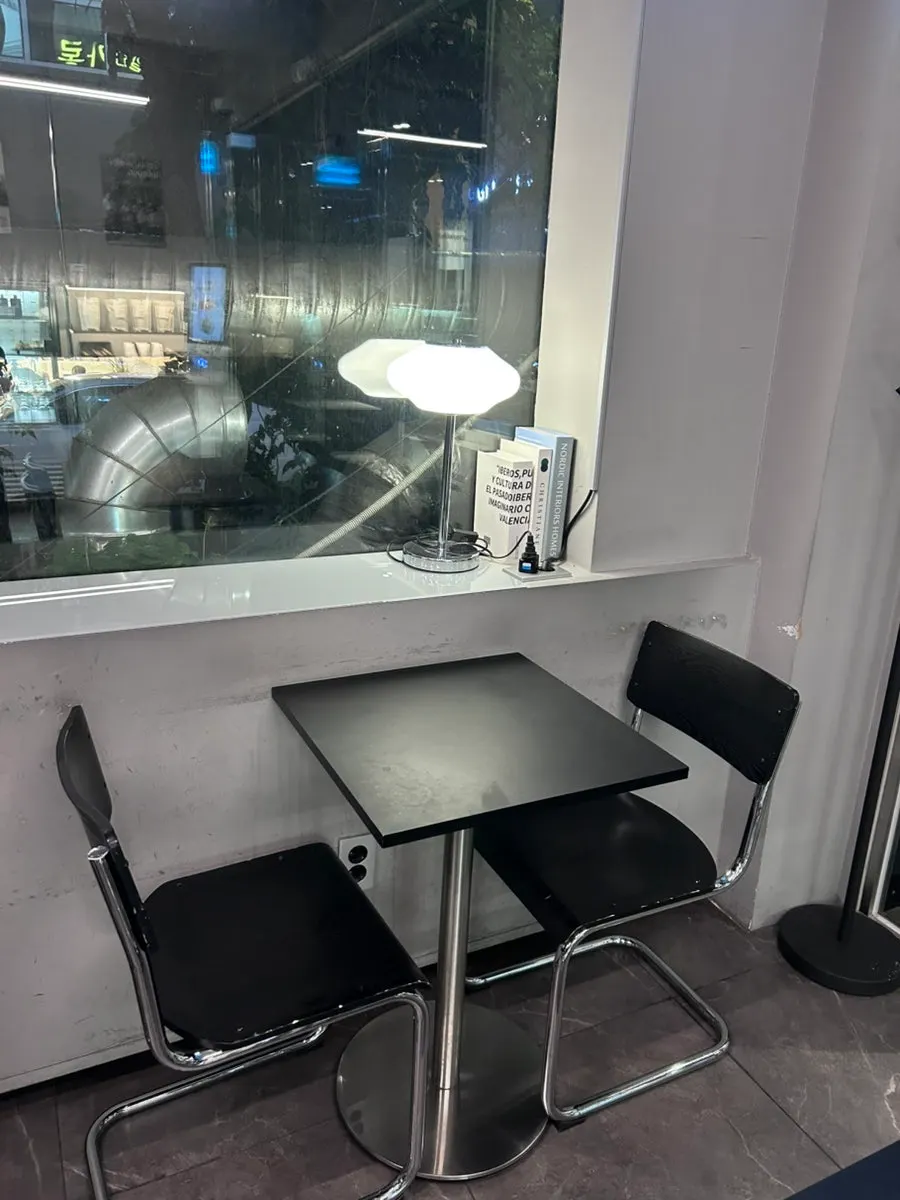 Café seating for working