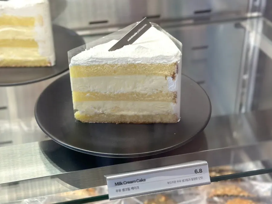Cookie and cake display case