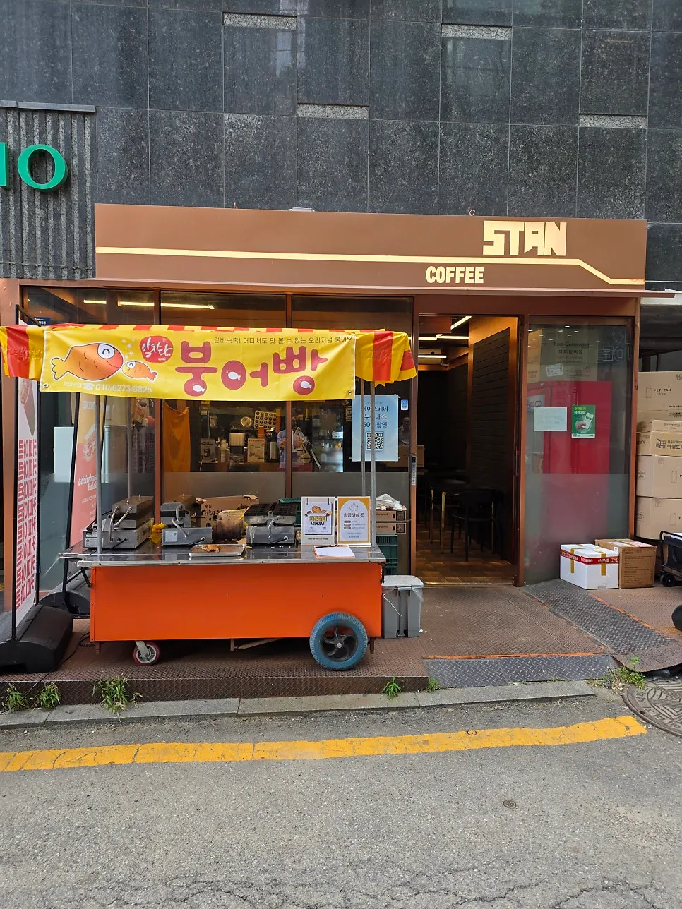 Exterior of Roastery Stan Yeoksam Main in an alley near Yeoksam Station