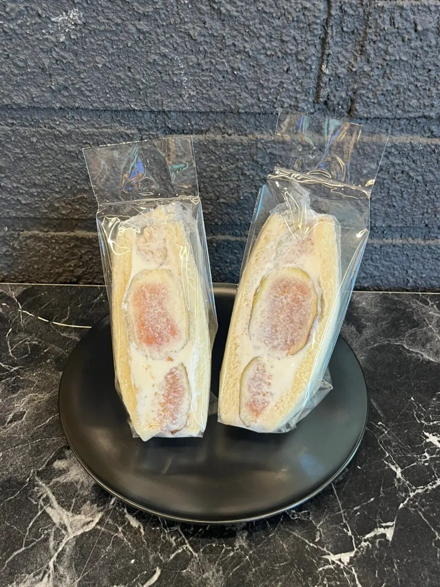 前後にイチジクが入ったサンドの断面