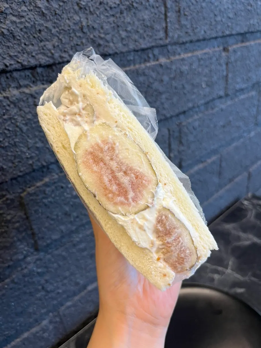軽い生クリームが入ったサンドのクローズアップ