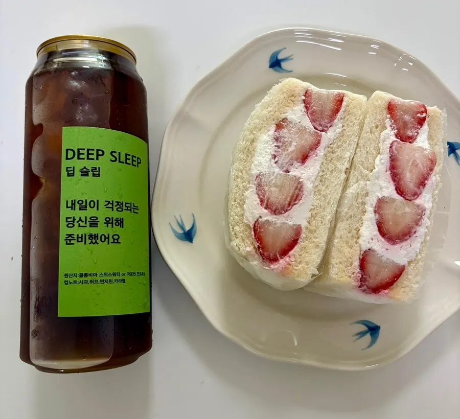 접시에 옮겨 담은 딸기 산도
