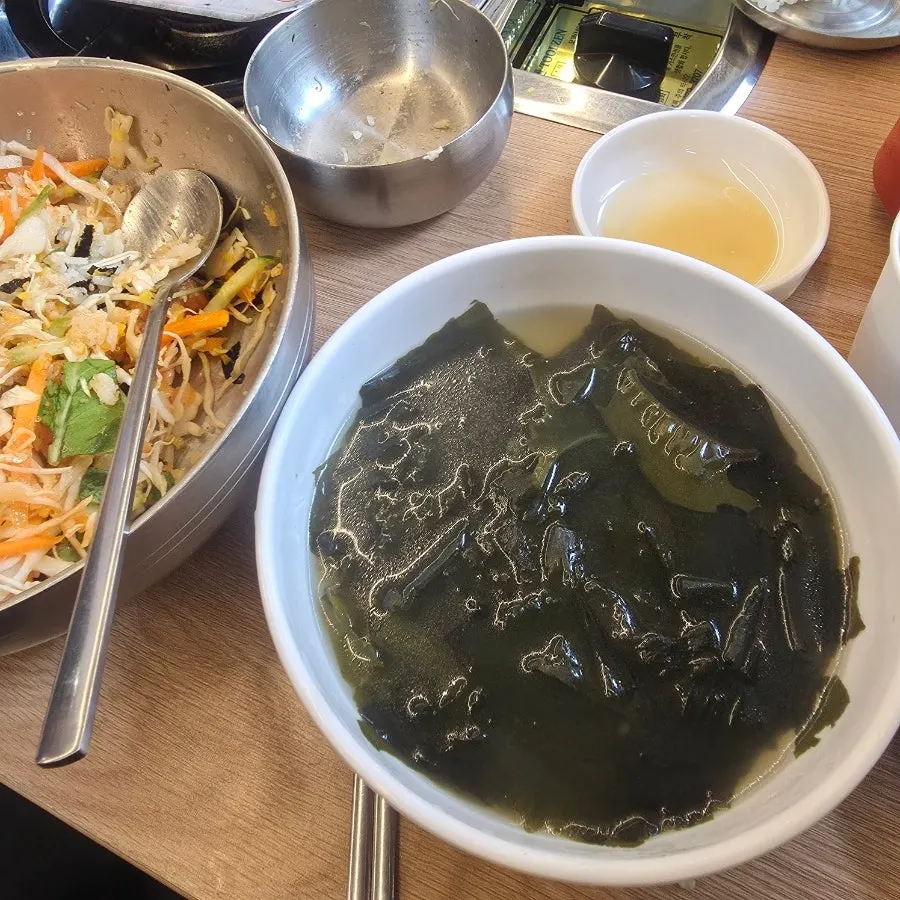 Self-service bar for picking up side dishes
