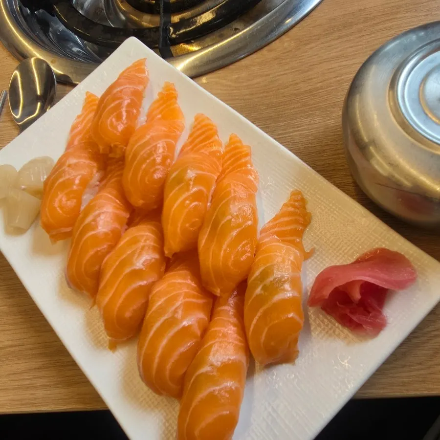 Salmon sushi topped with thick slices of salmon
