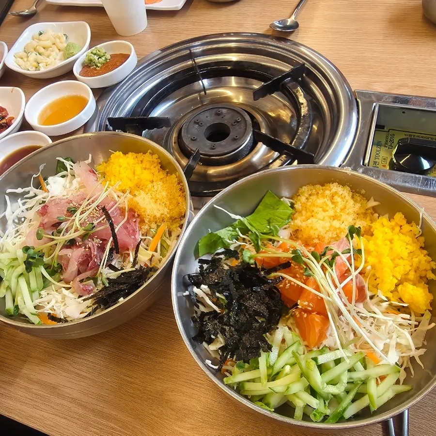 Raw fish rice bowl and salmon rice bowl meal dishes