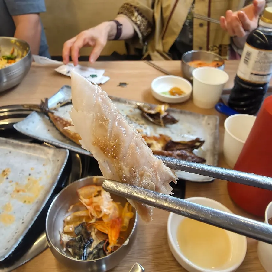 A large grilled mackerel served whole