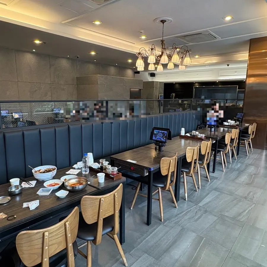 Table seating at Jjamppong Jijon Yeoksam Branch