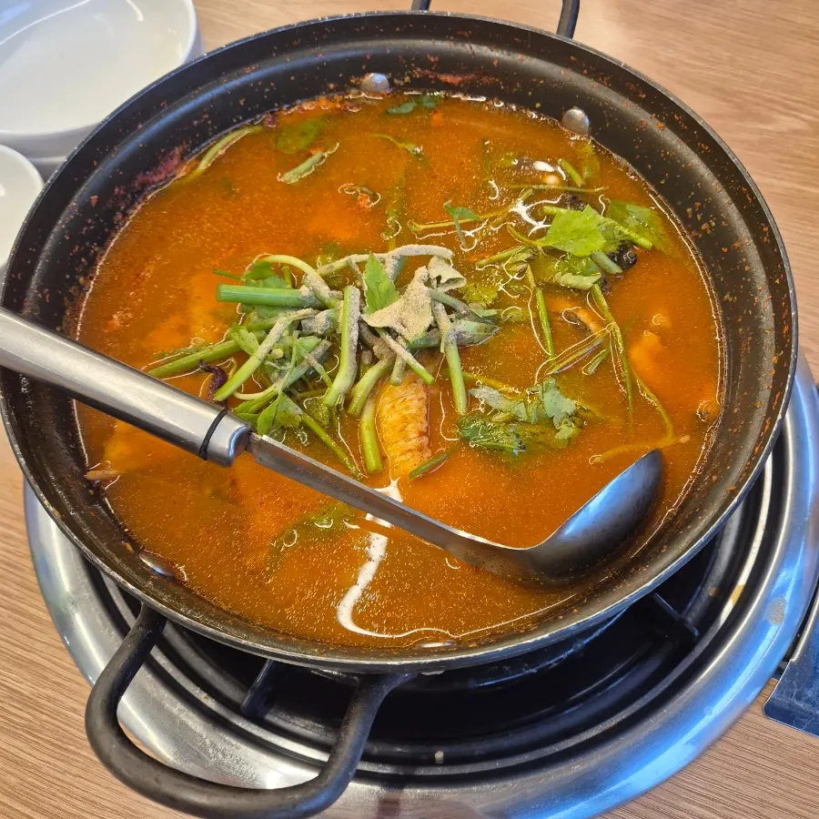 Spicy fish bone stew with water dropwort simmering