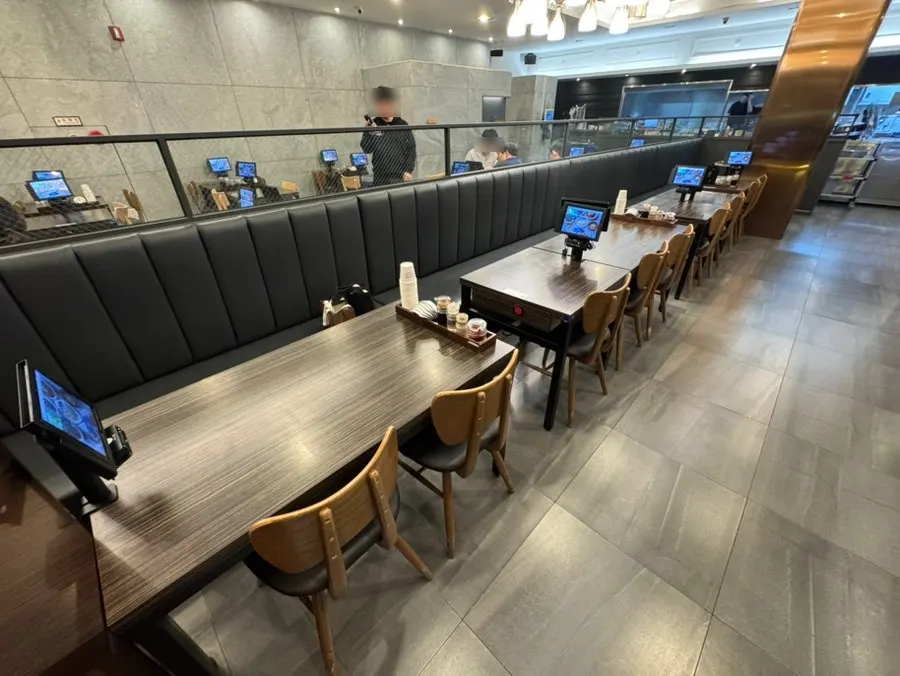 店舗前に広い駐車場があるチャンポンジジョン駅三店
