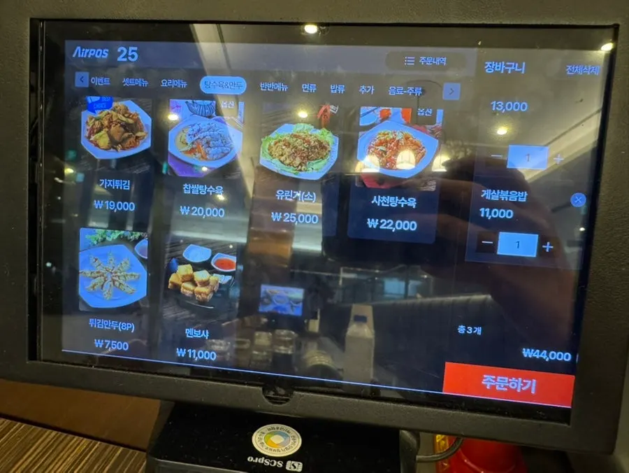 一人飯しやすいテーブルが配置された店内