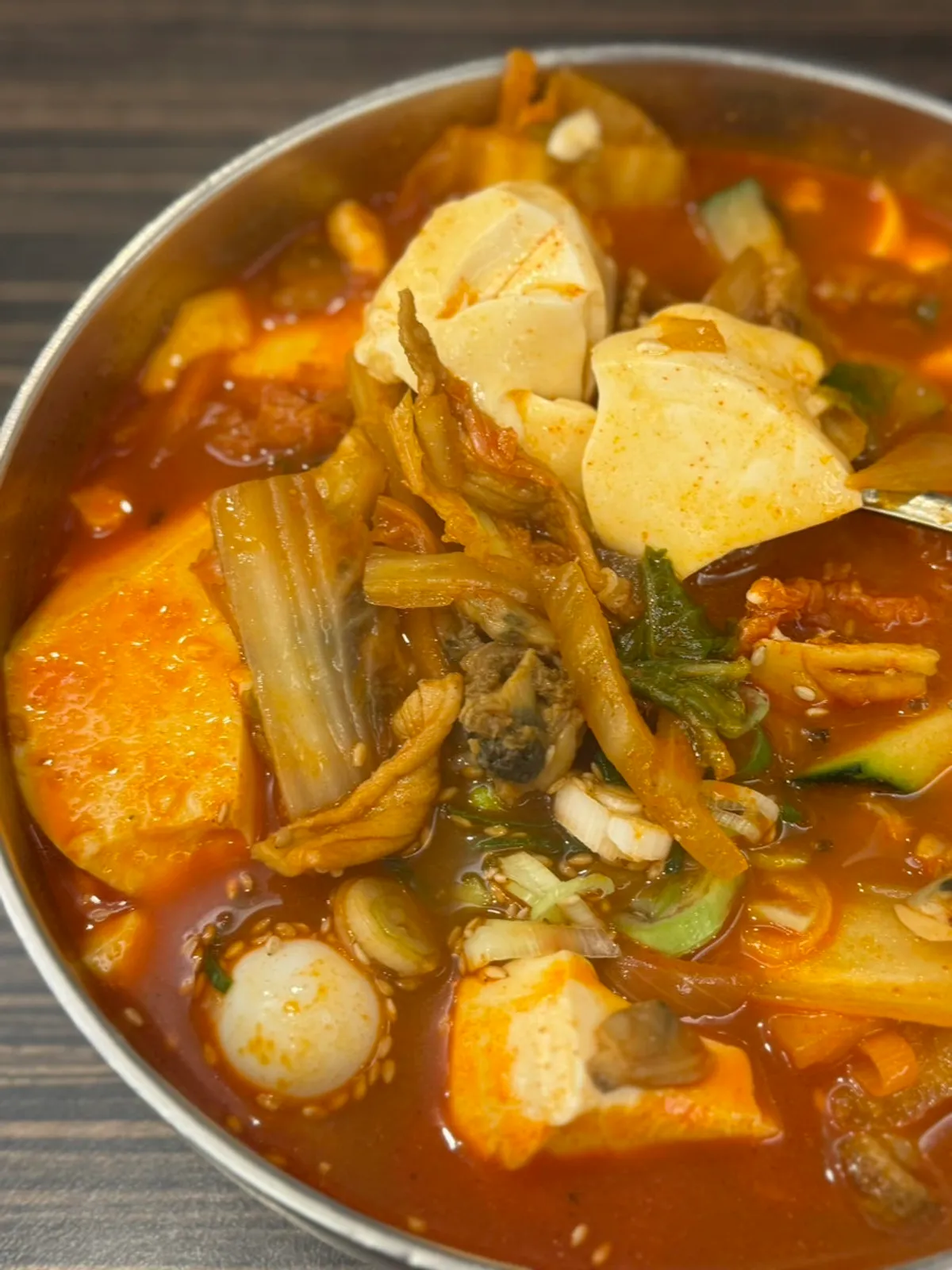 ウズラの卵がのったスンドゥブ飯のスープ