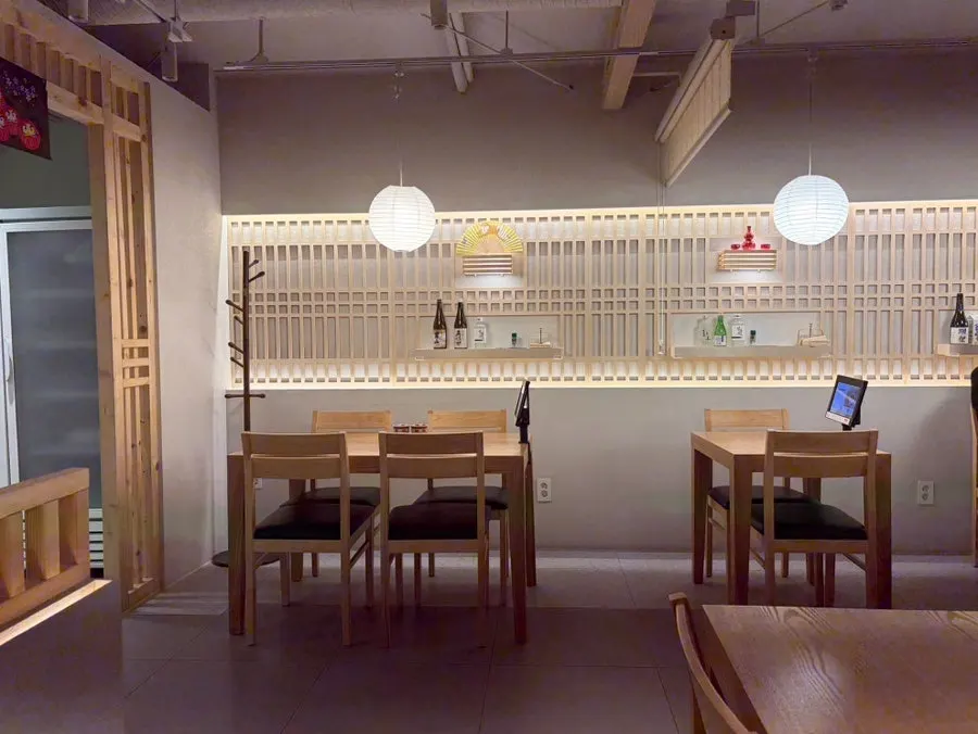 Quiet dining room at Unagiwa on a weekday evening