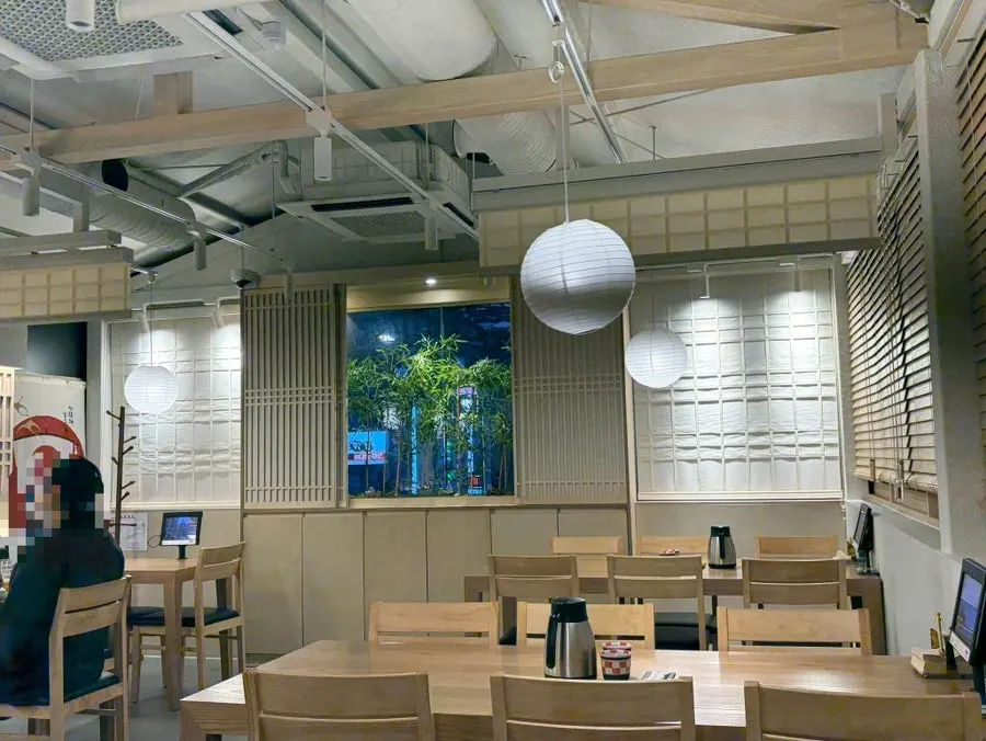 Table layout at Unagiwa with generous spacing