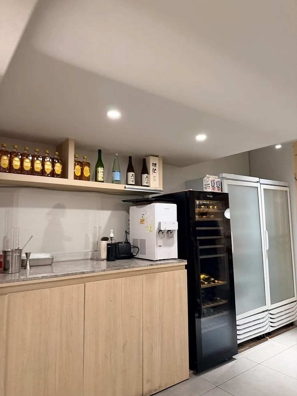 Pure-white interior at Unagiwa