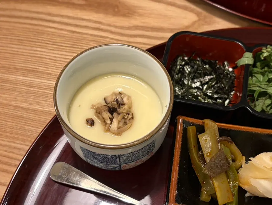 Components of a full hitsumabushi set