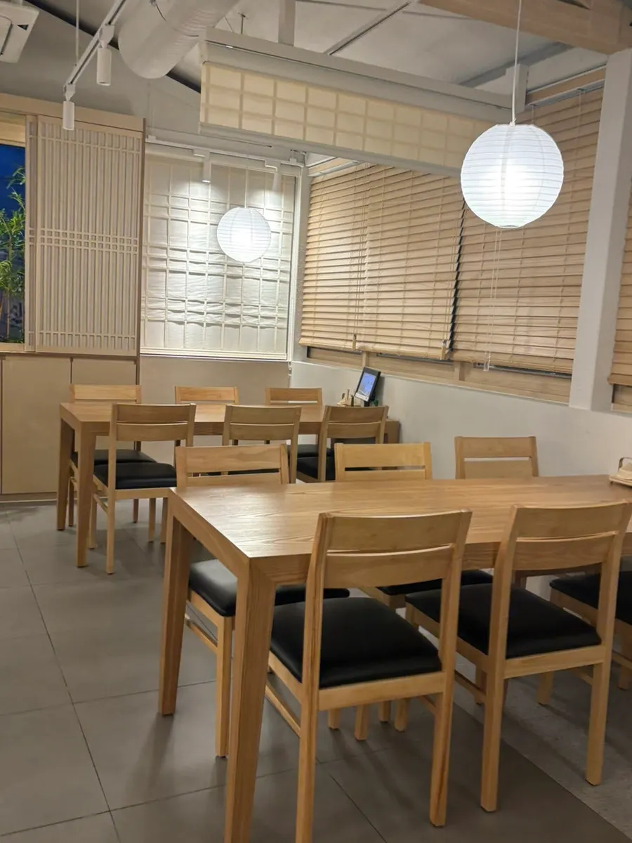 Calm interior at Unagiwa
