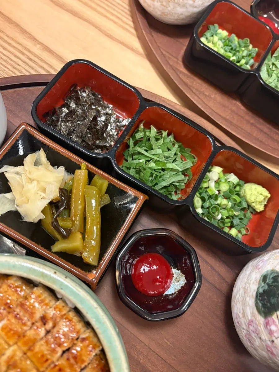 Side dishes in an eel rice bowl set