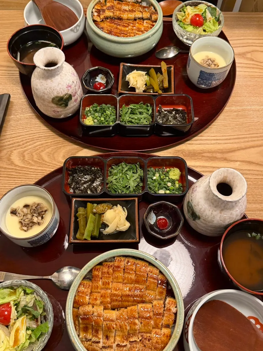 A neatly arranged full eel rice bowl set