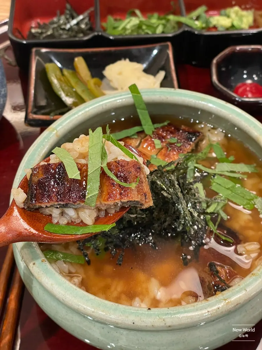 Pouring green tea broth over eel for ochazuke