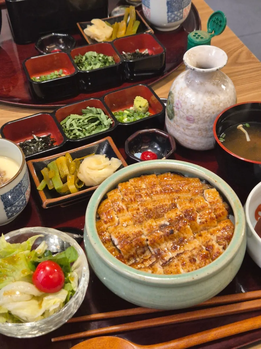 A full eel rice bowl set at Unagiwa