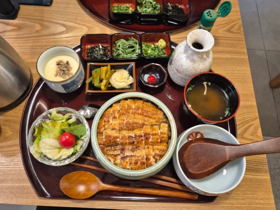 A whole eel piled high on the Hitsumabushi Set