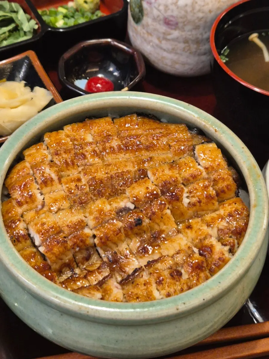 Hitsumabushi eel rice bowl divided into four with a paddle