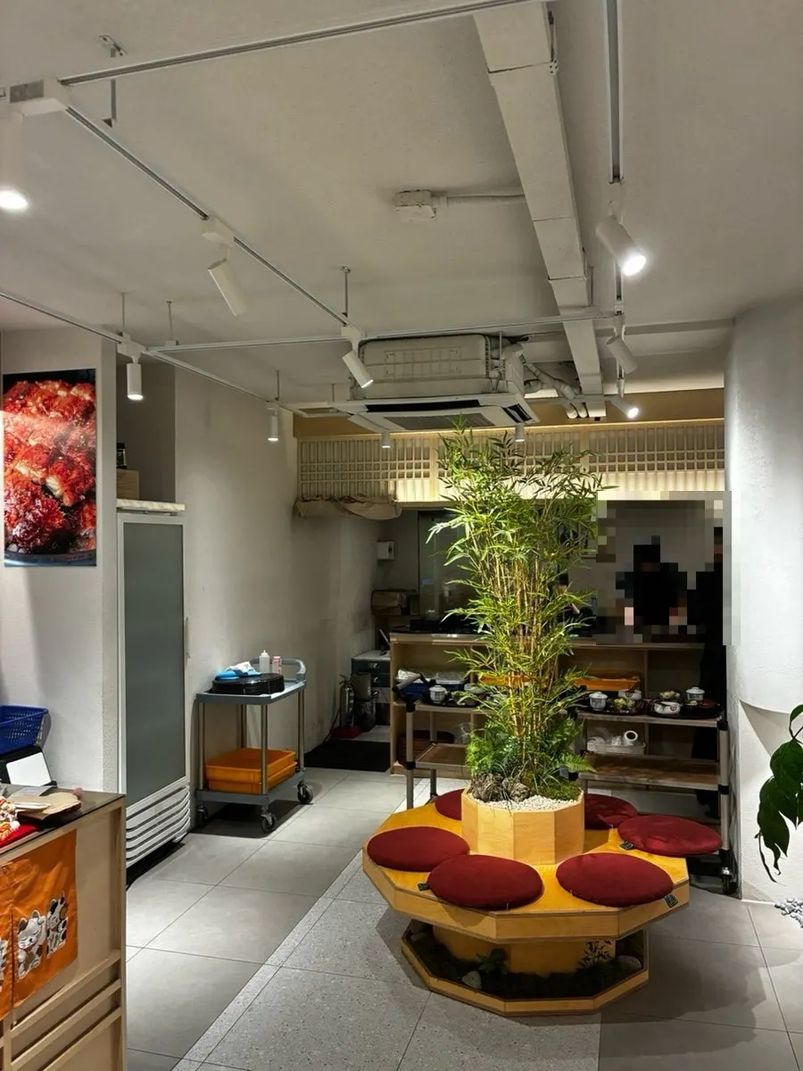Unagiwa interior and open kitchen