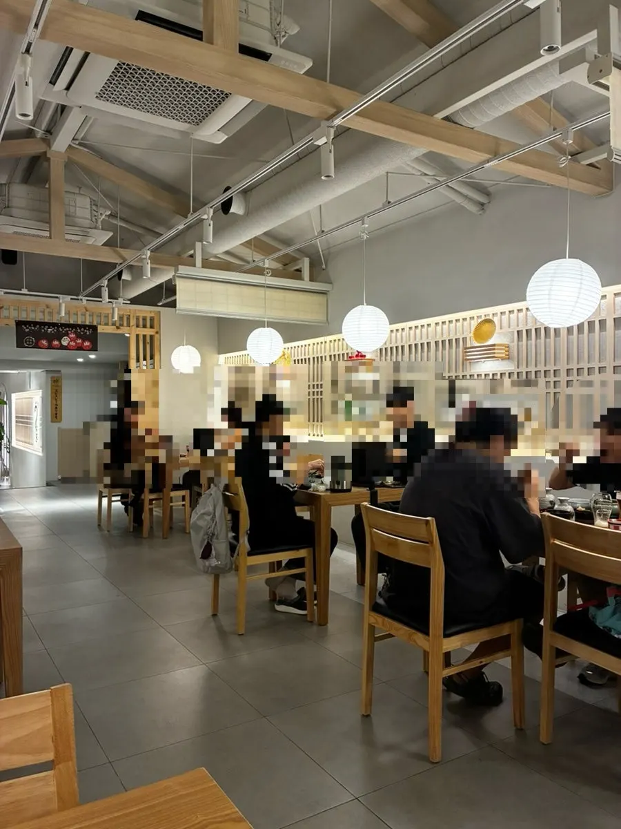 Neat interior space at Unagiwa