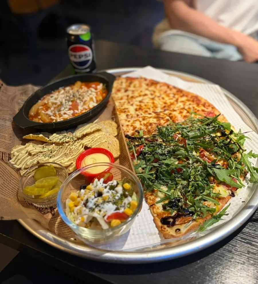 루꼴라와 치즈 반반으로 나온 피자 반판
