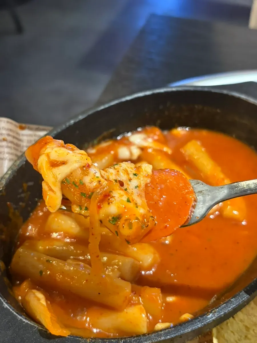 모짜렐라 치즈와 페퍼로니가 들어간 떡볶이