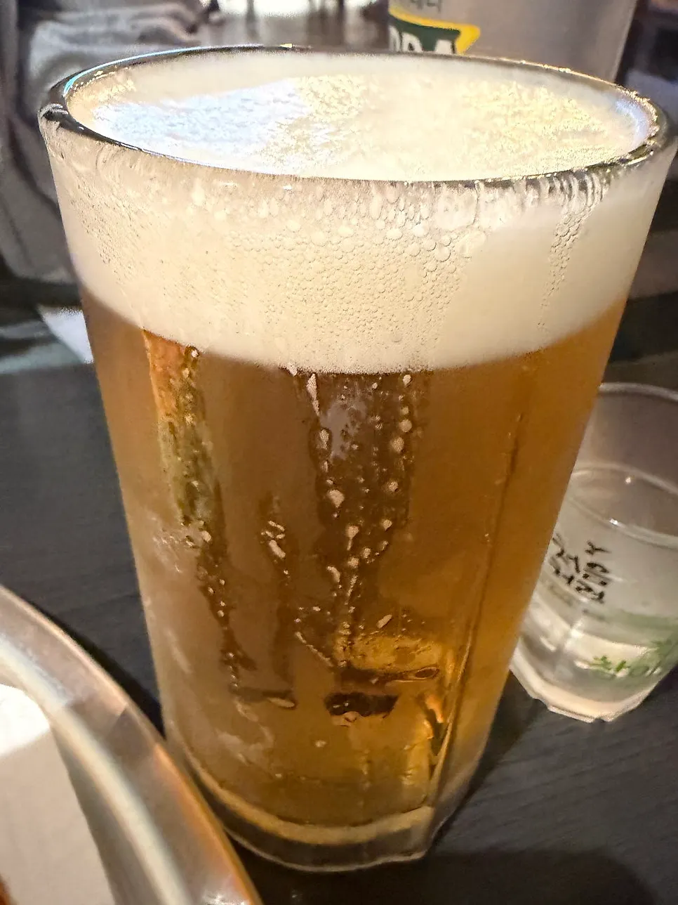 소스를 뿌린 나초칩