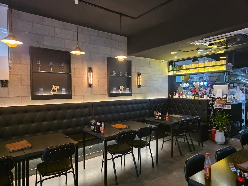 Stylish interior of the Mokdong pizza pub