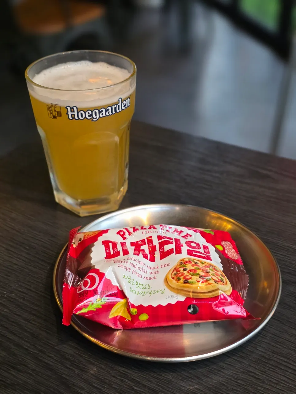 Cracker-style pizza time snack served while waiting