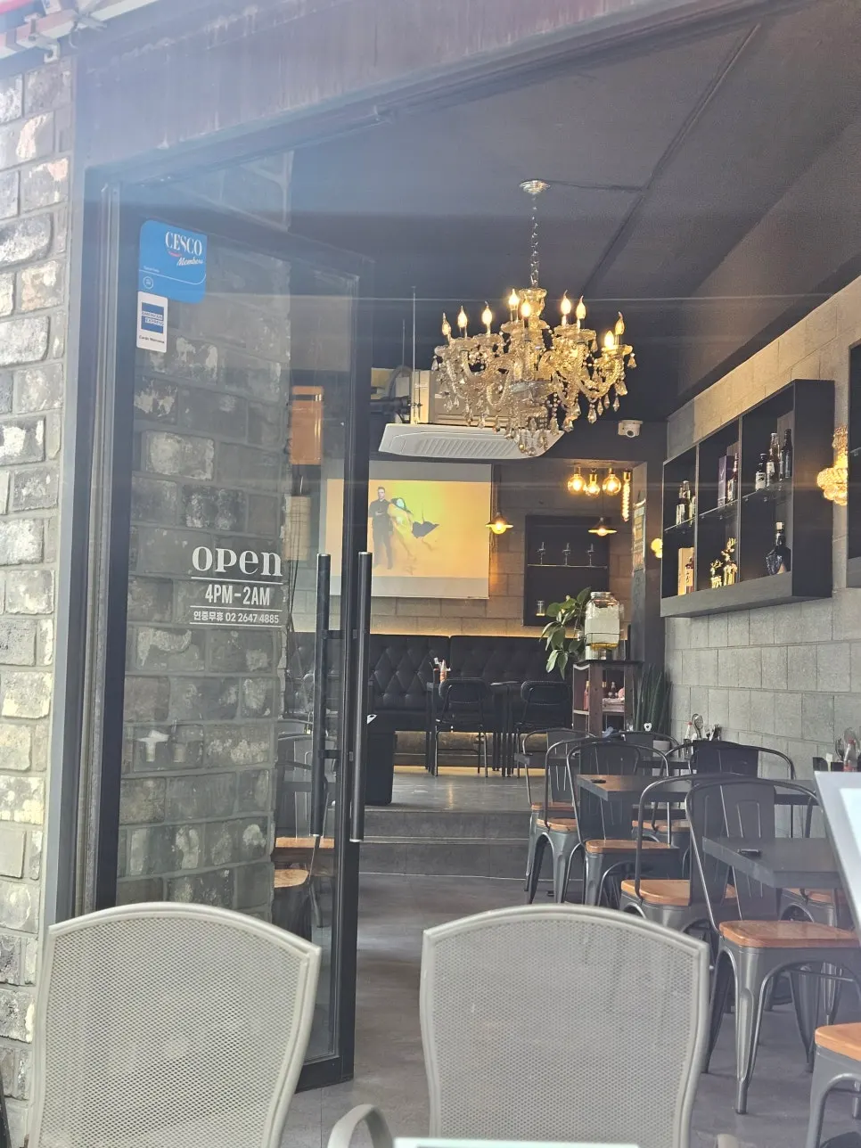 어피자 매장 내부 샹들리에와 좌석