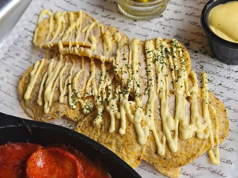 치즈소스 뿌린 나초와 별도 소스 종지