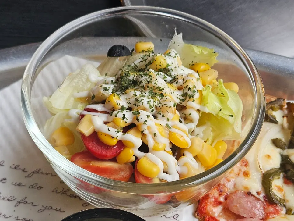 양상추와 방울토마토가 담긴 세트 야채샐러드