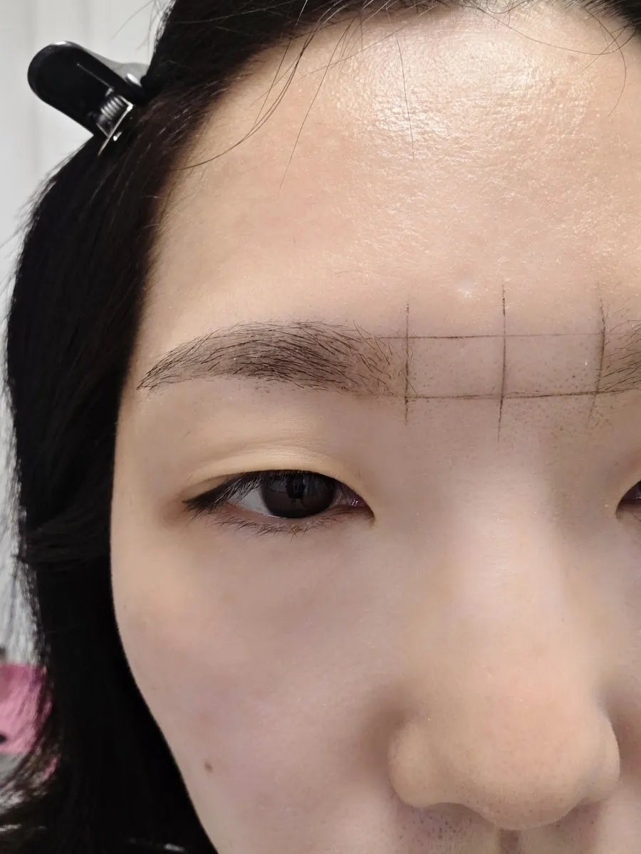 눈썹 좌우 밸런스를 확인하는 상담 모습