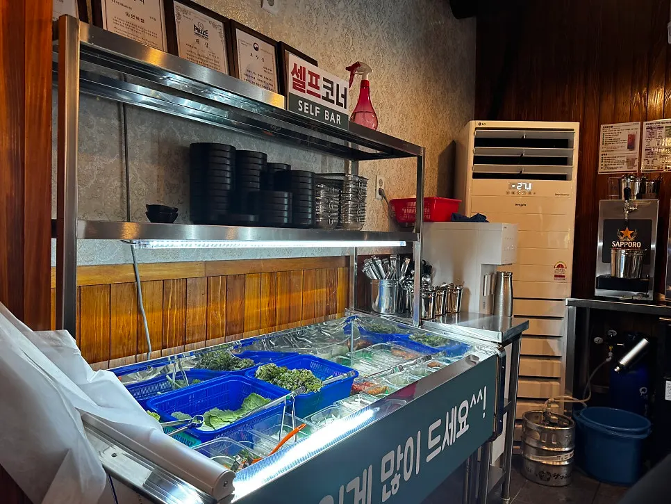 Self-serve bar with vegetables and ssamjang at Yeon Makchang Dangye Branch